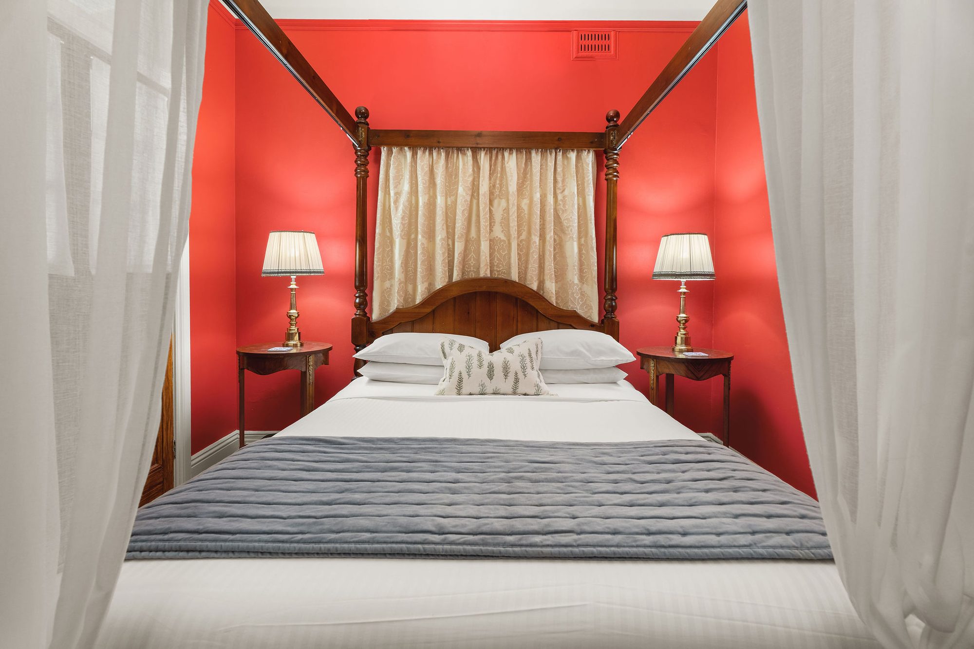 Magnolia room at Kurrara Historic Guest House