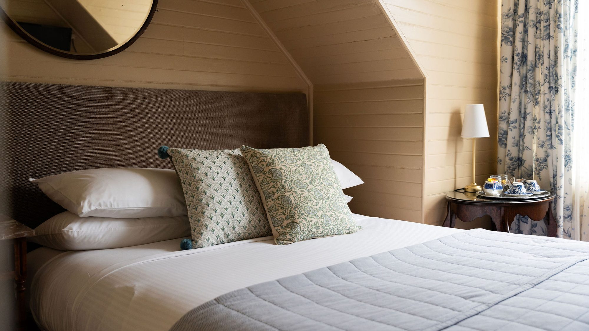 Bluebell room at Kurrara Historic Guest House