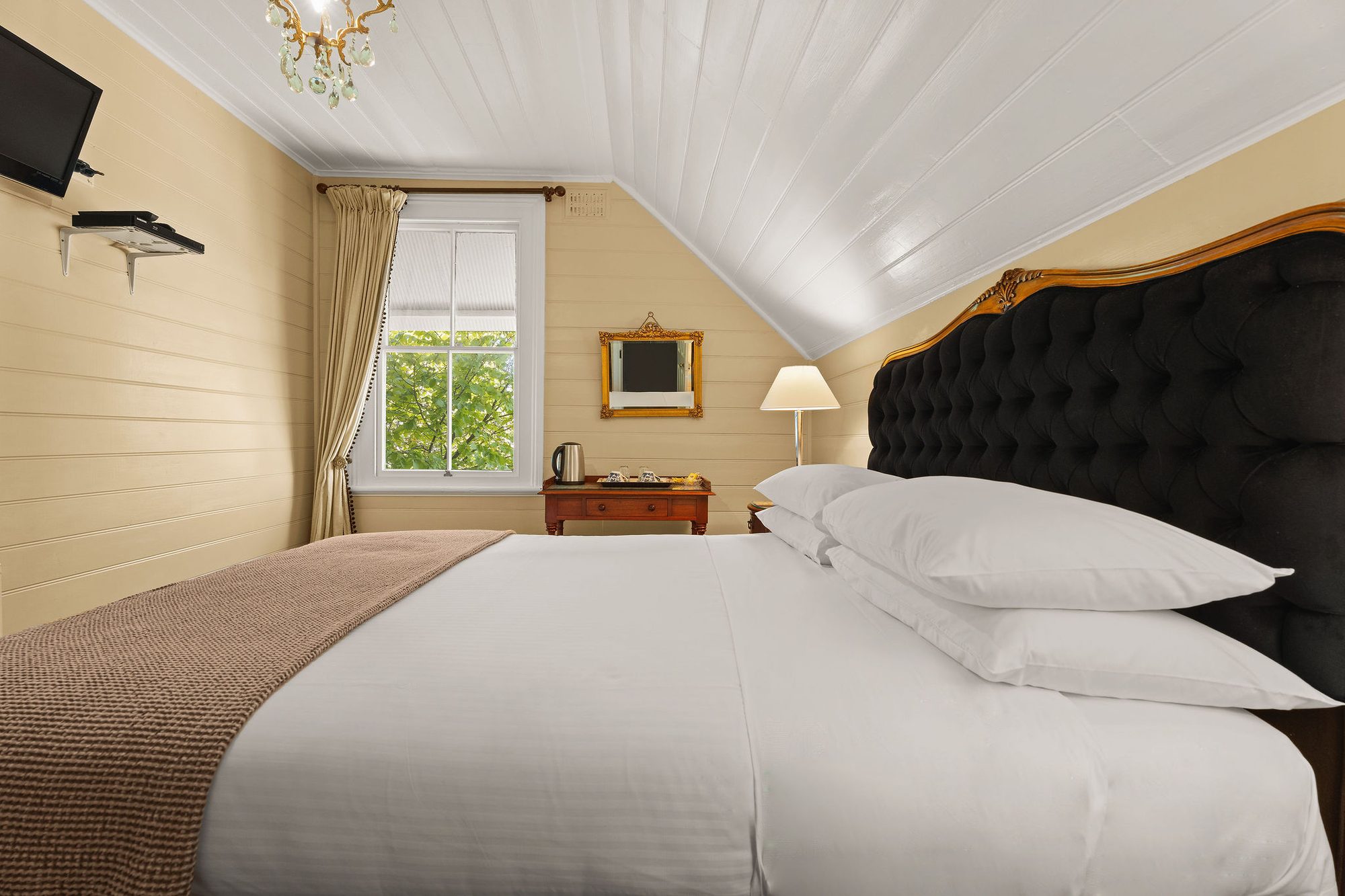 Margueritte room at Kurrara Historic Guest House