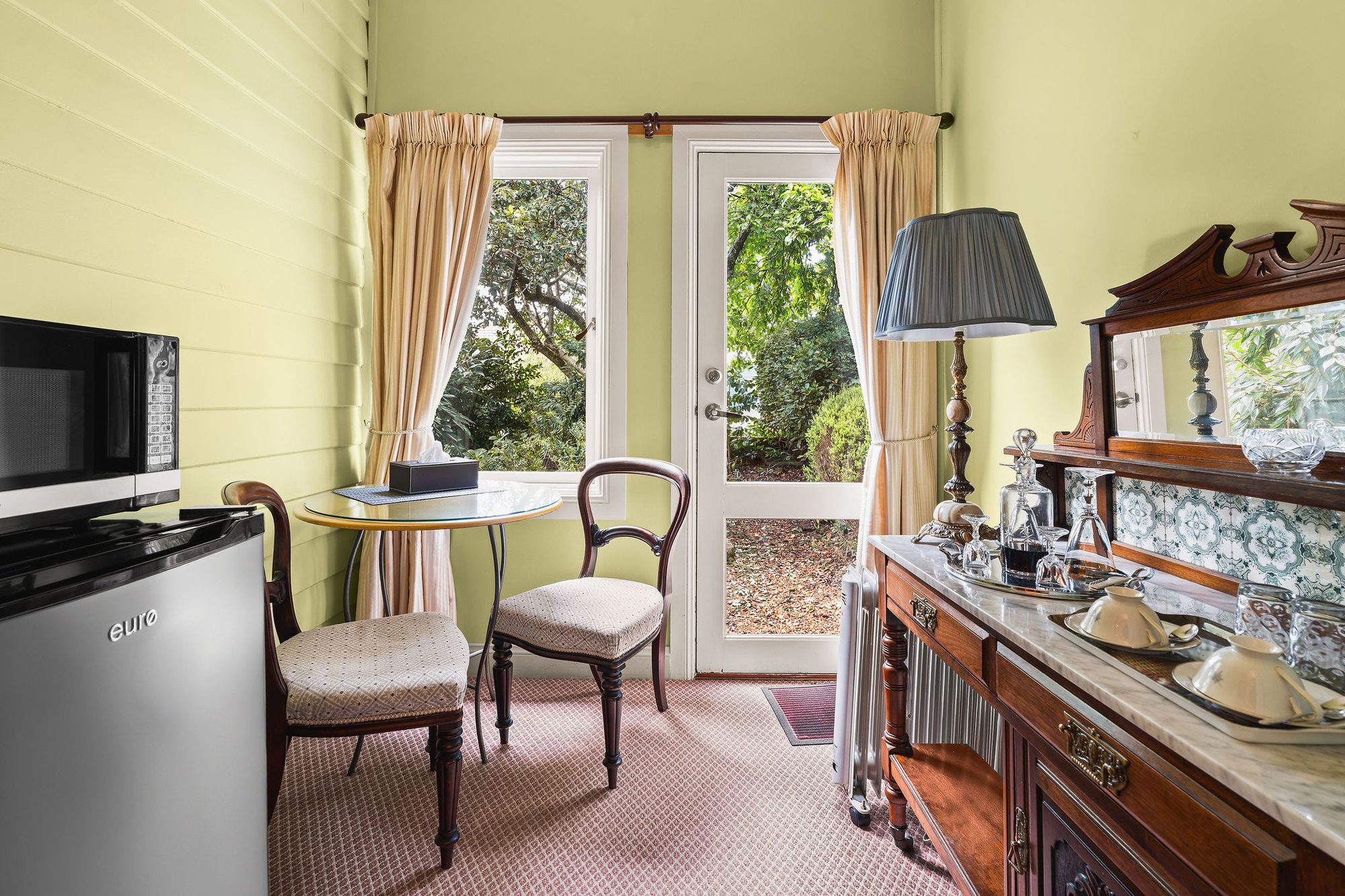 Magnolia room at Kurrara Historic Guest House